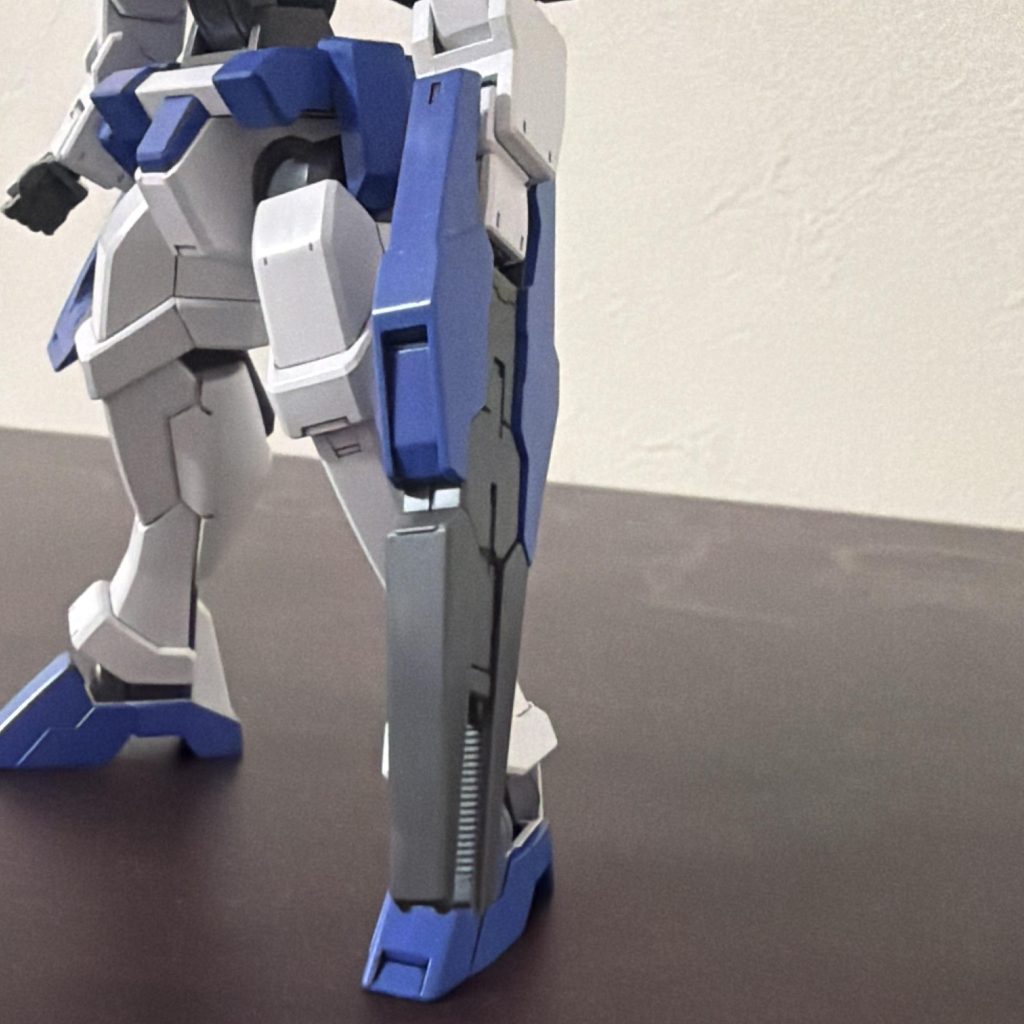 主人公は左利きなのでライフルは左に。このライフル、ビームサーベルにもなります。