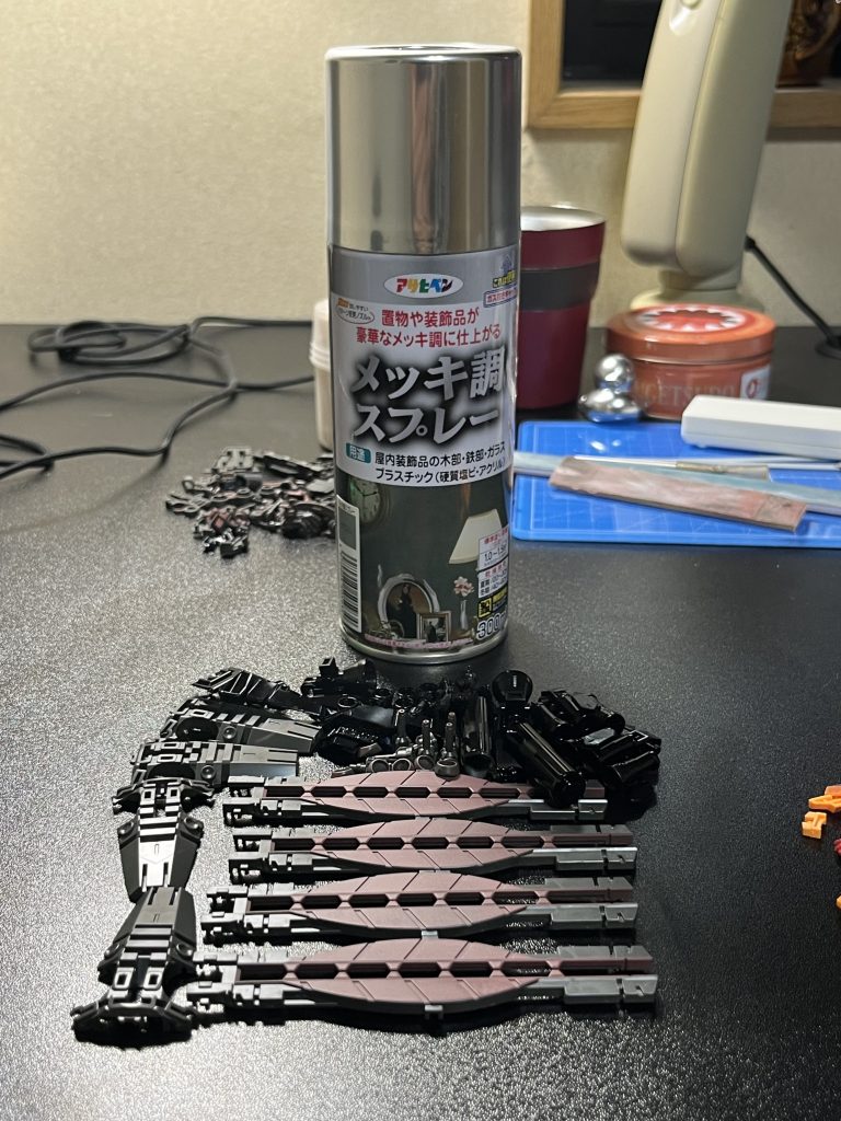 スラスターなどのシルバー系は部屋の奥底に眠っていたアサヒペンのメッキ調スプレーを使って塗装しています。割と隠蔽力が高くて便利です。