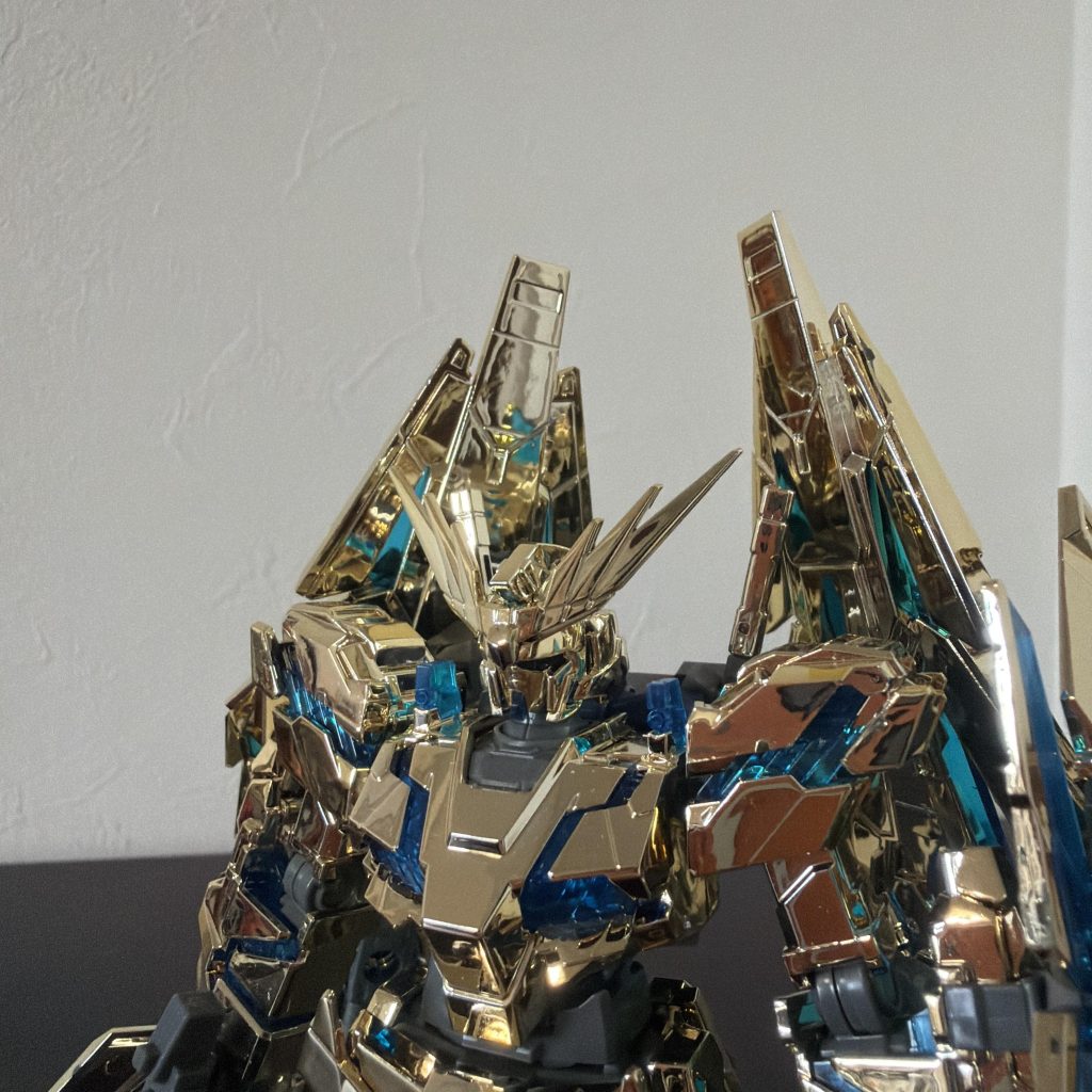 サイコフレームの肩部分も塗ってません🤣相変わらずバックパックのビームサーベル基部は弱いので、触らないようにしてます😥