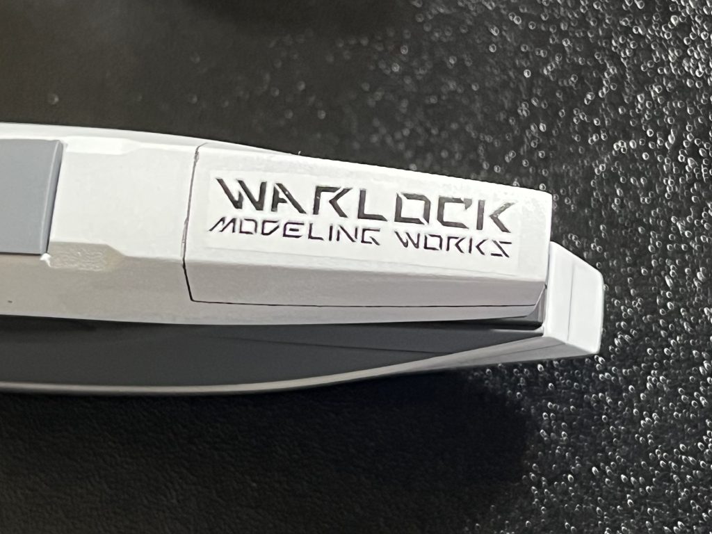 ここからは制作工程の紹介です。自作デカールは、本来ならHololive DEV_ISのロゴとかを使いたいところですが、著作権的にアウトなので自分のオリジナルロゴを使って誤魔化しています。