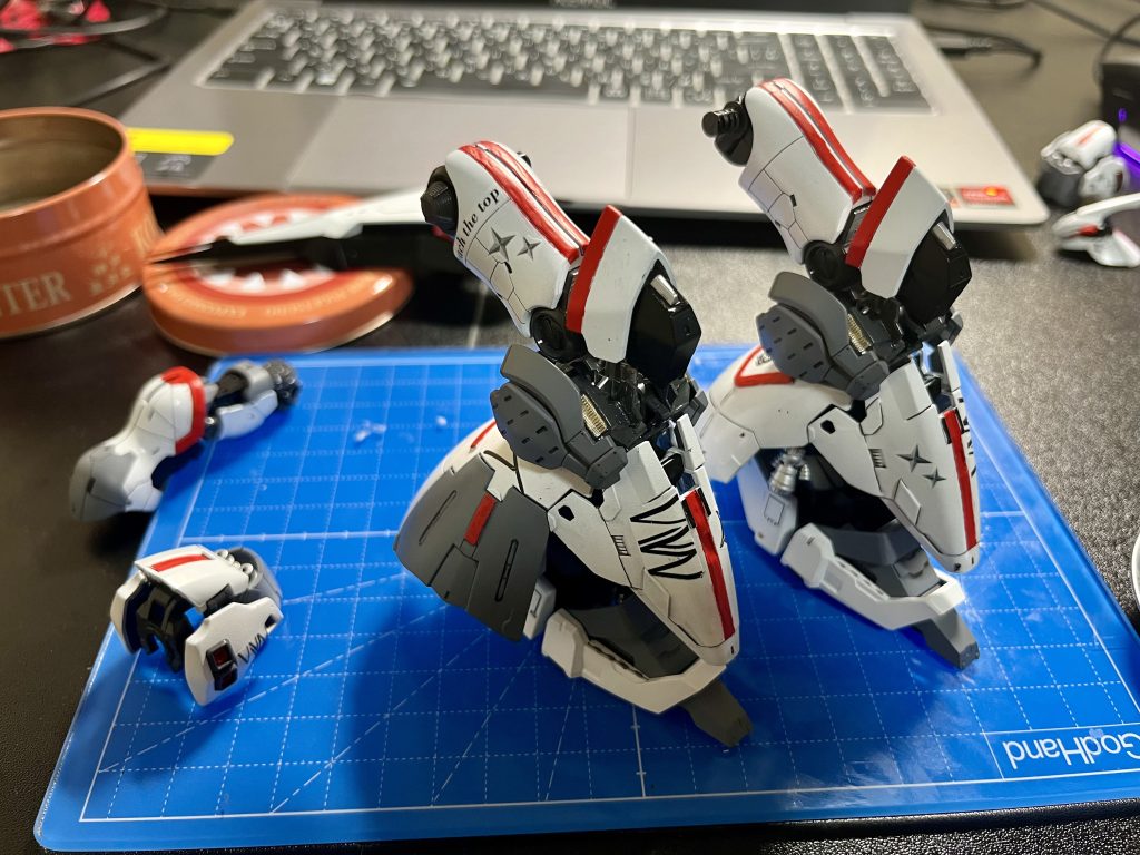 脚部側面のスラスターと各部ディテールアップは30mm RaD CC-2000 ORBITERのパーツを使い、足首は5mmほど延長しています。