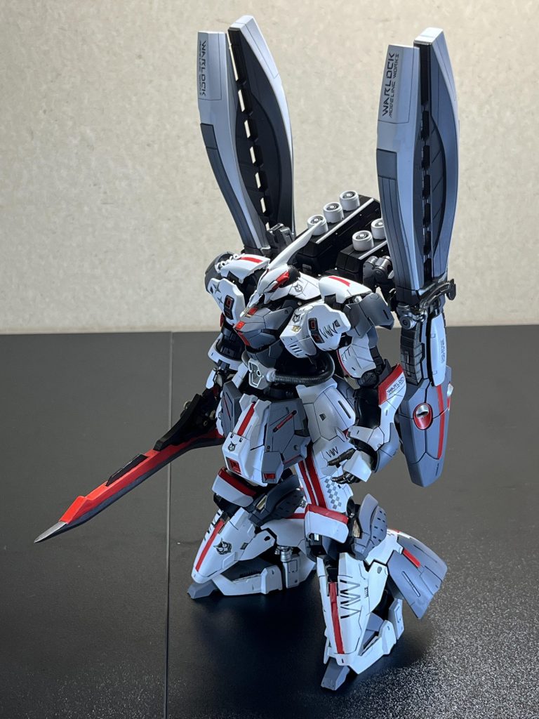 全体はこんな感じです。大きな改造としては大剣の自作、肩アーマーの小型化、胴体及び足首の延長工作などなど…。