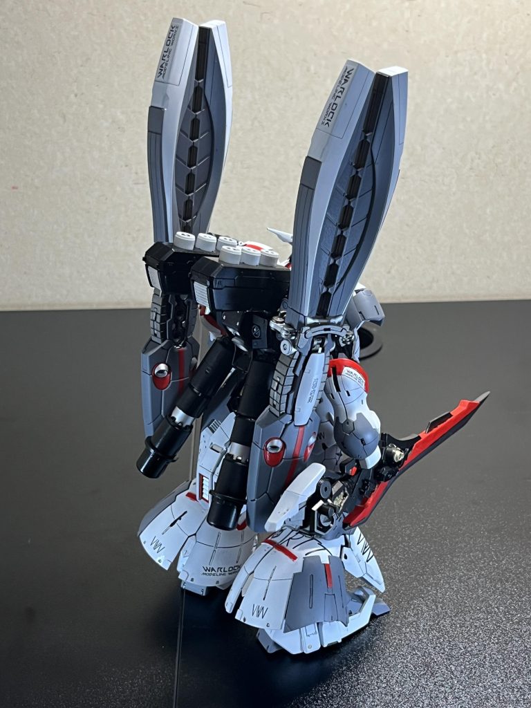 後ろはこんな感じです。ダブルホーンファンネルと通常のファンネルを両方装備させたかったので、市販のジョイントで強引に装備。プロペラントタンクはアタックガールガンの弾丸パーツを加工して取り付けています。