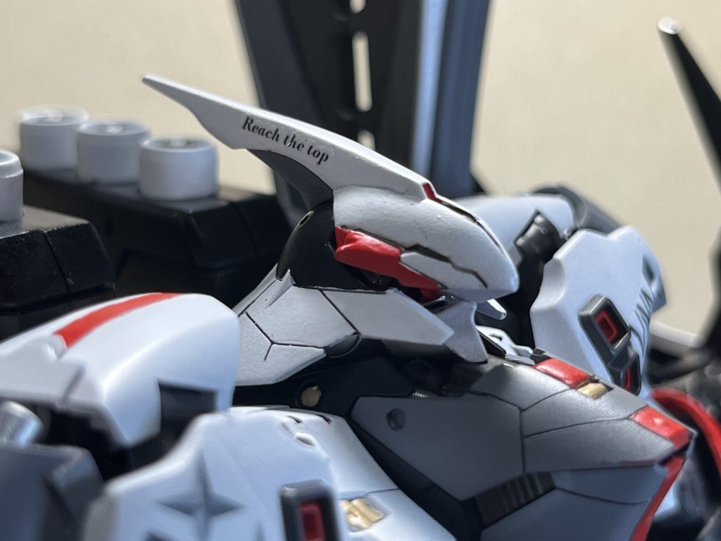 頭部は元のアンテナを排除し、TR-6ウーンドウォート(サイコブレード装備型)のヘッドパーツを加工して取り付けています。また、各部の動力パイプはスプリングに変換しています。「Reach the top」はホロリス(特にグロッサー)ならこのネタわかるのかな🤔