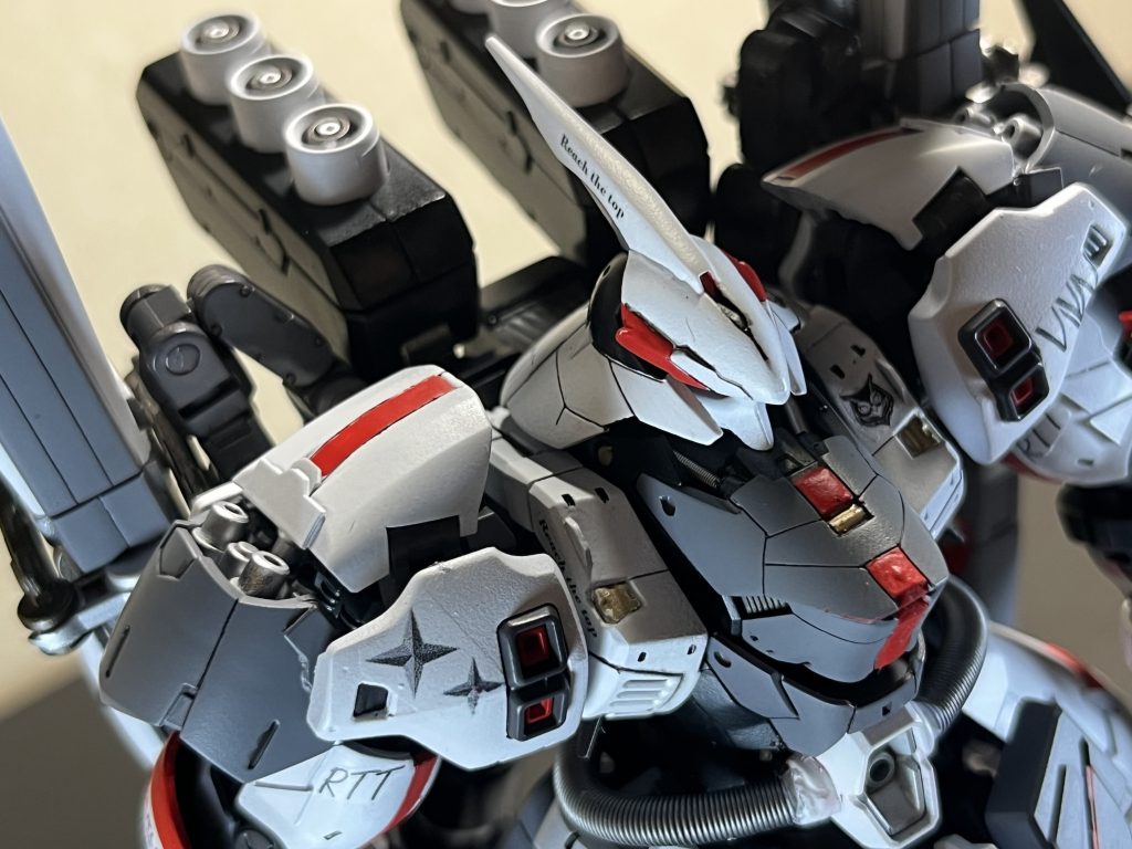 小型化した肩アーマーは一部ジョイント以外は全てRGサザビーのパーツのみで構成されています。ちょっとパーツの向きを変えて、干渉箇所をカットするだけでこれだけ小型化できます。