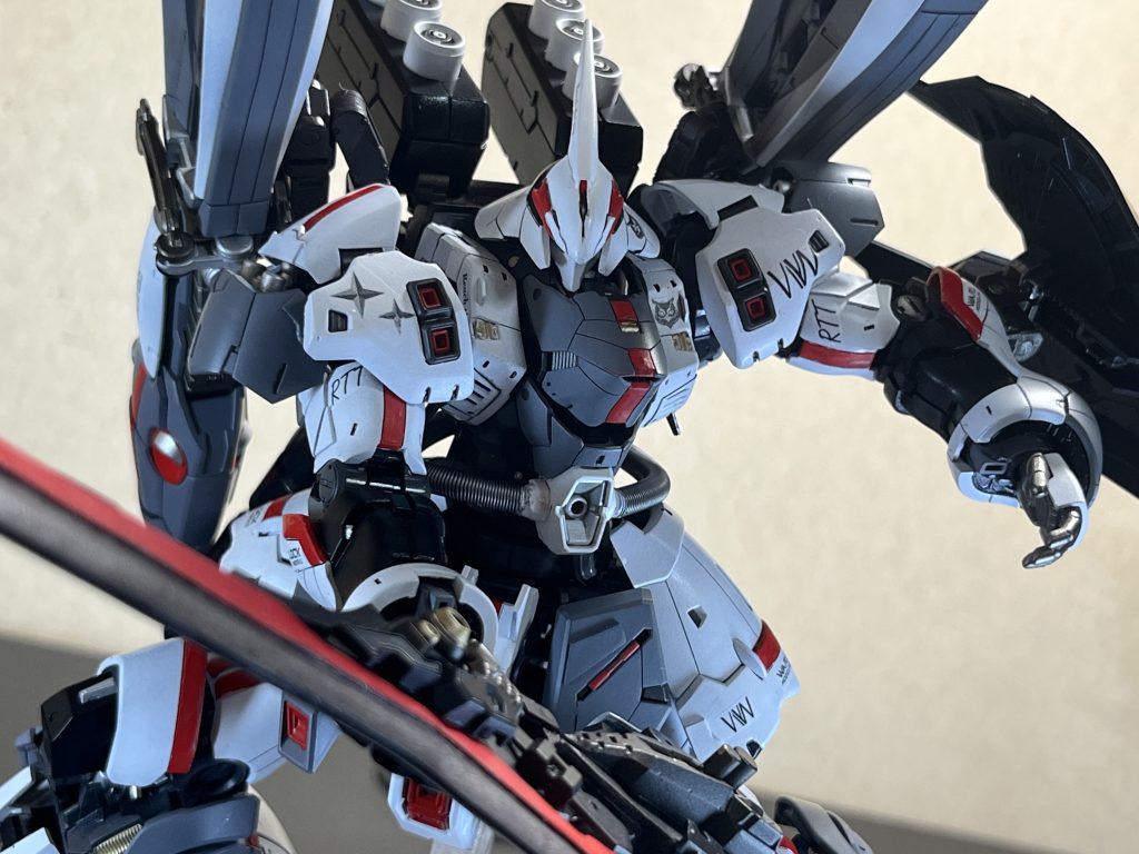 大剣で戦闘アクションポーズ。シールドよりも大きな大剣ですが、ダブルホーンファンネルを持てるくらい保持力が高いので余裕ですね。