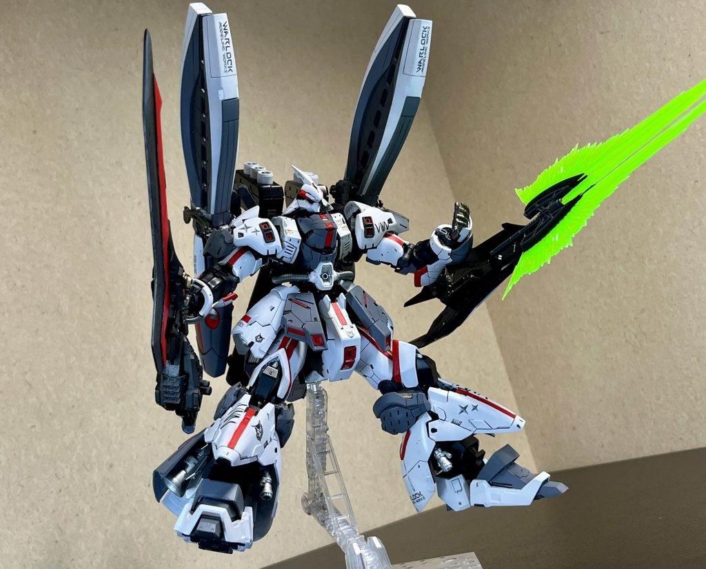 シールドのビームアックスも展開すると実質二刀流状態に。全体的にデカい武器を持っているせいか、強者感があって良いですね。