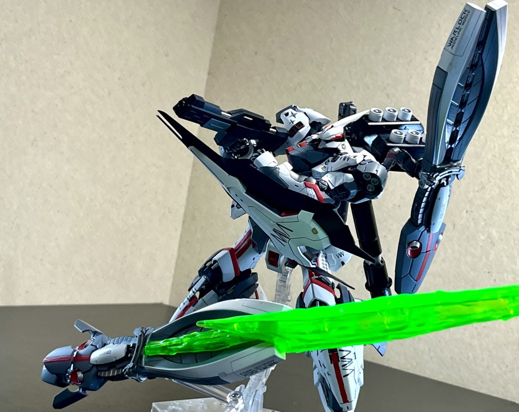 ダブルホーンファンネルを展開し、オールレンジ攻撃が可能。