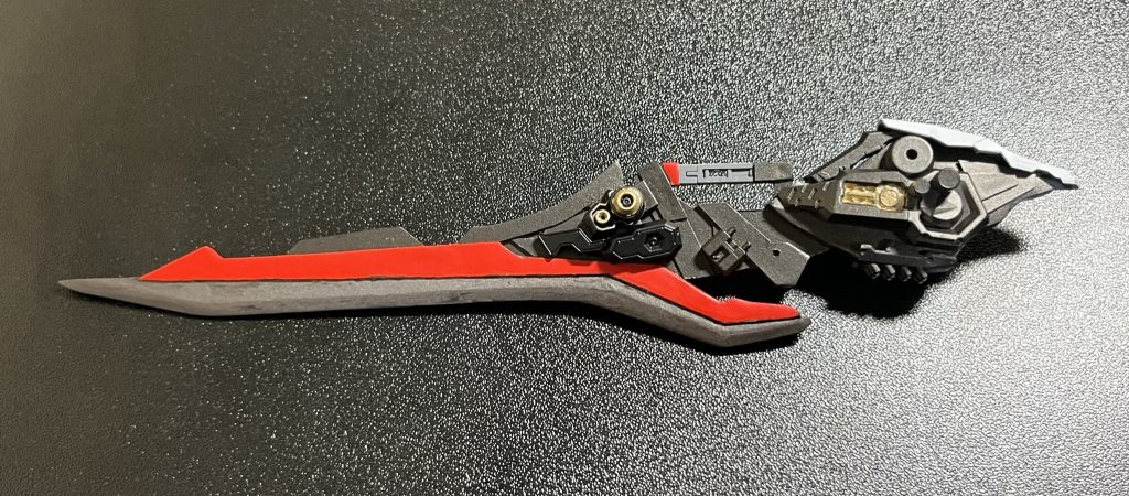 プラ板から自作した大剣です。グリップはビームサーベルの持ち手をそのまま流用。ディテールアップには30mm RaD CC-2000 ORBITERのパーツを使っています。