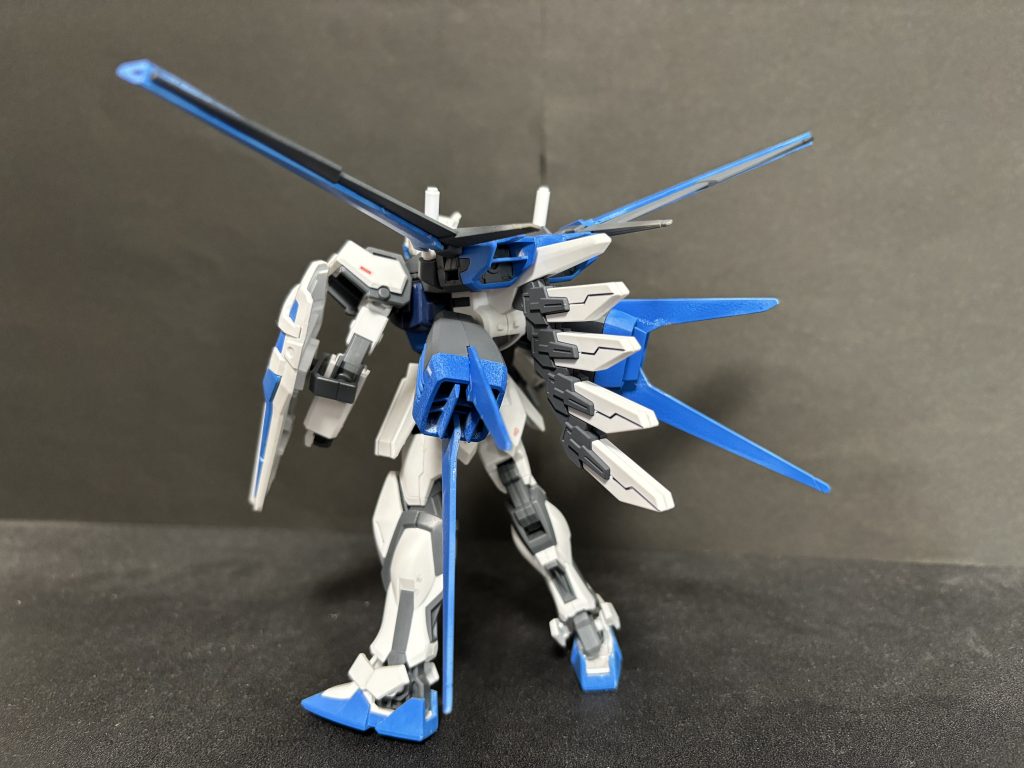 ストライクガンダムに合わせてブルー基調に全塗装しました。ガンダムマーカーエアブラシシステムです。