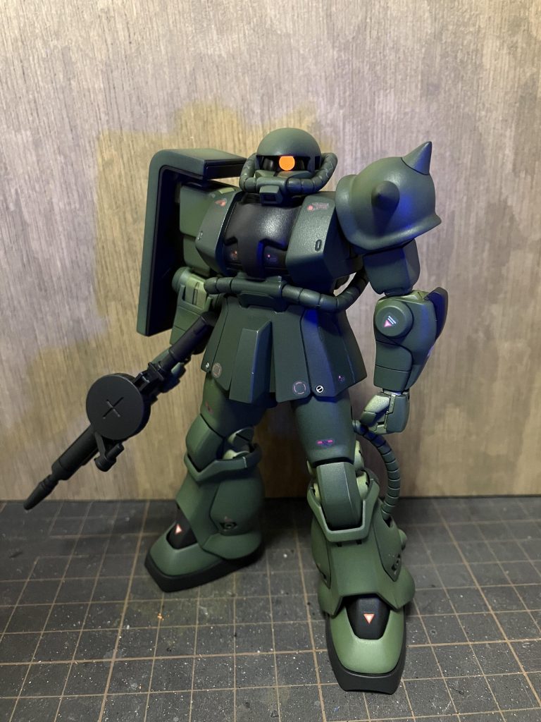 モノアイも発光。デカールは赤系メインで選定しましたが、白系の方がザクに合ってる気がします。あと腰にメタルパーツ入れてみました。