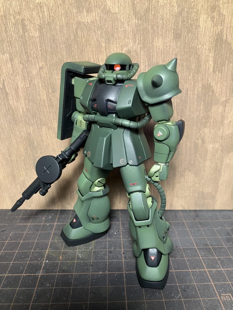 塗料はいつものですが、今回は下地に差をつけてみました。関節はシルバー下地、他は黒サフで薄めに吹きかけ。結構、差出ますね