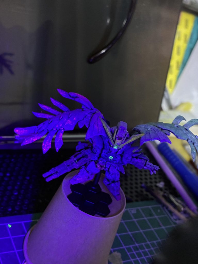 アクリル絵の具の蛍光のやつで。