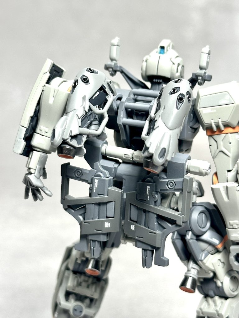 オリジナルの背面の武装懸架パーツですガンカタっぽい仕様で、ビームサーベルも２本装備してます。