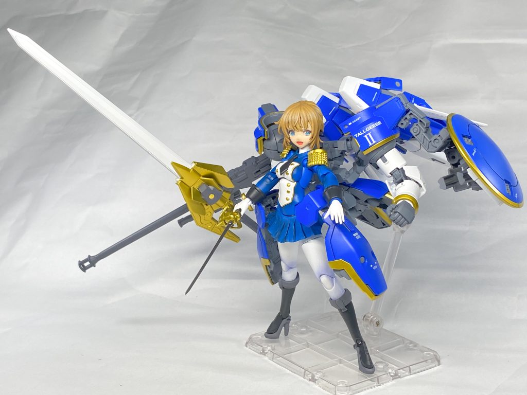 武器が大きくてなかなか画角に入りきらない…シールドのデカールは最初設定通りに貼ってたんですが、組立て直前で上下逆に貼ってたのに気付いて、泣く泣く別のデカールをはりなおしました。ついでにヒートサーベルのデカールは失敗しちゃったので貼ってないです…