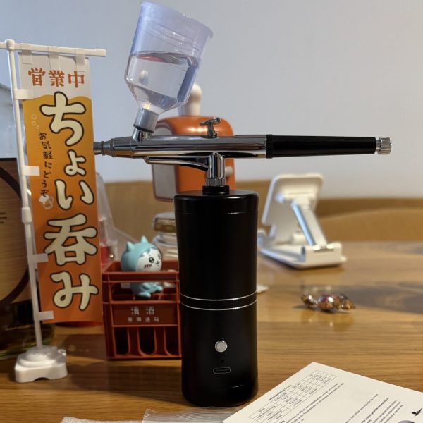 充電式 エアーブラシ ゲット（格安だったのでお迎え）充電式 は お手軽に 何処でも 使えるので 助かります😌。。。ベランダ塗装かぁ😓【スペック】充電式　エアーブラシ　ボタンで３段階（小中大調整有）稼働時間 約６０分（蓄電池なので個体差の当たり外れ有りそう😂）エアーブラシ　トリガータイプ（シングル）  （1枚目）