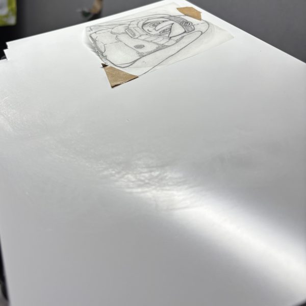 用意する物スマホ　（液晶パネルならＯＫ）トレーシングペーパー（ 画材屋 か ダイソー に 有り ）プラ板　板厚１ミリ以上（ セリア １ミリB5 二枚入り 110円 ）長板状スポンジ紙やすり 3種類♯240  400  600番（セリア ダイソー）シャーペン　0.５　芯ABかBスプーン　（ヘラ代わり）マスキングテープ か ガムテープ（ 紙の固定用 ）①液晶画面に画像 を 作る大きさで固定②うまい事トレーシングペーパーを固定（画像が動くので再度固定できる様にする事がポイント）③シャーペンで優しく なぞる （点描の様にとんとんするタッチ）④写したトレパーを裏にして白紙に乗せて また なぞる（仕上がりの線なので丁寧にする事）これで 転写紙 が 完成 しましたね ^_^⑤プラ板のつるつるの表面 を 荒240〜400〜600番の順に慣らして艶消し状態に（とても写しやすい下地になるので重要です）⑥艶消し状態のプラ板に慎重に転写紙を固定してスプーンで撫でる様に擦り倒します^_^笑※転写紙がよくズレるので再度確認しながら転写して下さい。転写が完了しましたら自分を褒めてやって下さい！お疲れ様でした♪(*´ω`*) （2枚目）
