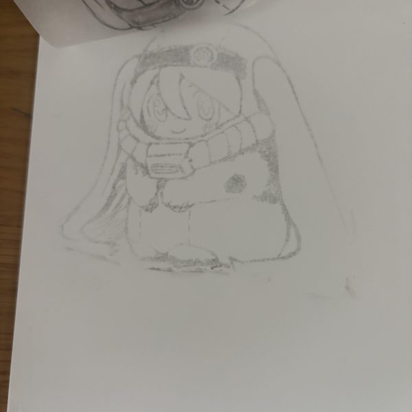 用意する物スマホ　（液晶パネルならＯＫ）トレーシングペーパー（ 画材屋 か ダイソー に 有り ）プラ板　板厚１ミリ以上（ セリア １ミリB5 二枚入り 110円 ）長板状スポンジ紙やすり 3種類♯240  400  600番（セリア ダイソー）シャーペン　0.５　芯ABかBスプーン　（ヘラ代わり）マスキングテープ か ガムテープ（ 紙の固定用 ）①液晶画面に画像 を 作る大きさで固定②うまい事トレーシングペーパーを固定（画像が動くので再度固定できる様にする事がポイント）③シャーペンで優しく なぞる （点描の様にとんとんするタッチ）④写したトレパーを裏にして白紙に乗せて また なぞる（仕上がりの線なので丁寧にする事）これで 転写紙 が 完成 しましたね ^_^⑤プラ板のつるつるの表面 を 荒240〜400〜600番の順に慣らして艶消し状態に（とても写しやすい下地になるので重要です）⑥艶消し状態のプラ板に慎重に転写紙を固定してスプーンで撫でる様に擦り倒します^_^笑※転写紙がよくズレるので再度確認しながら転写して下さい。転写が完了しましたら自分を褒めてやって下さい！お疲れ様でした♪(*´ω`*) （5枚目）