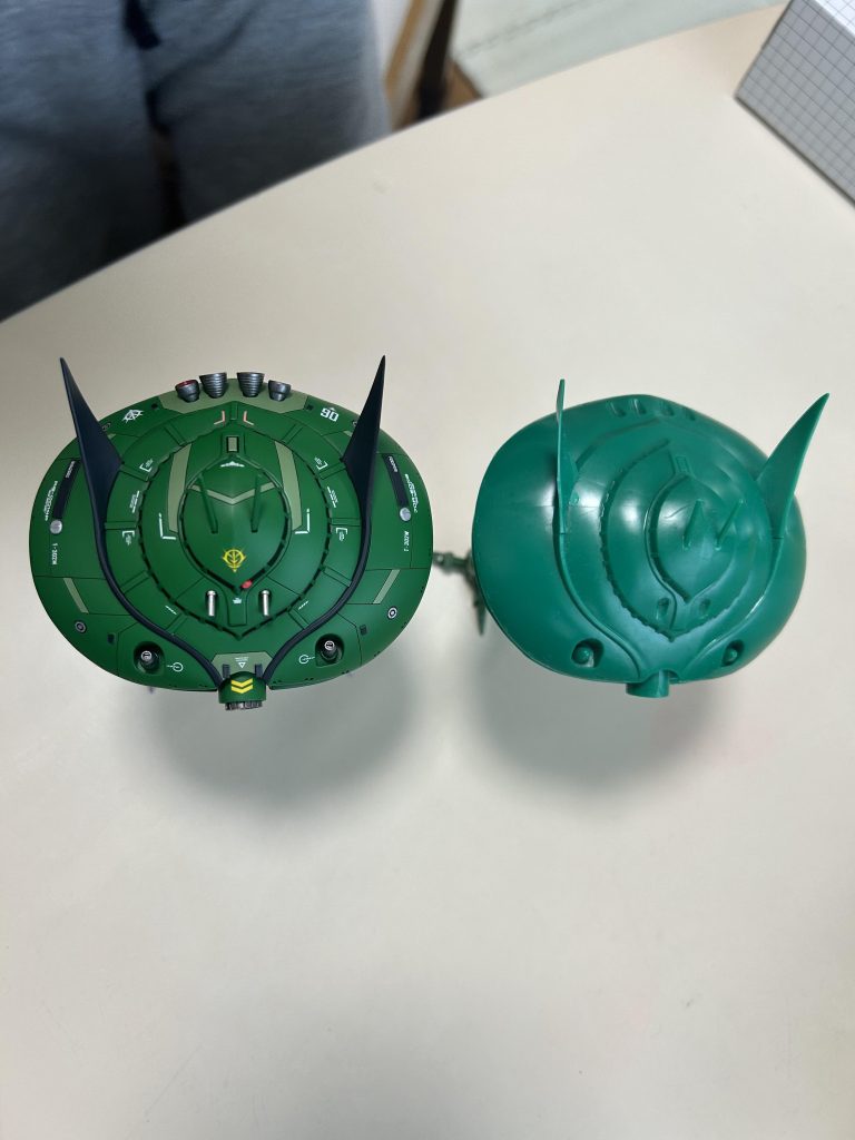 真上から。旧キット素組みと並べると違いが分かりますね。ディテール盛りすぎてうるさくならないことを意識しました。