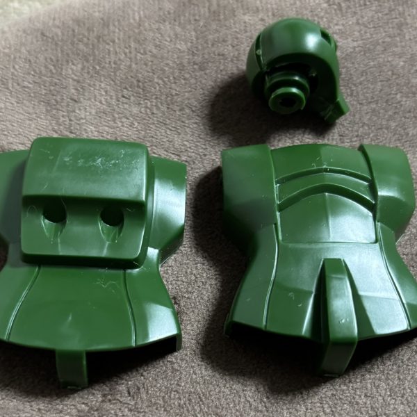 親切な転売ヤー　から お譲りした旧キット の 旧ザク では無くガンダム15周年　辺りの旧キット再販 の 時に保存した物の一つです。また関節拡張するので背中にくっついたランドセルをどうしようかと。。。とりあえず筋彫り切ってパーツ分けるかなぁ〜😇（3枚目）