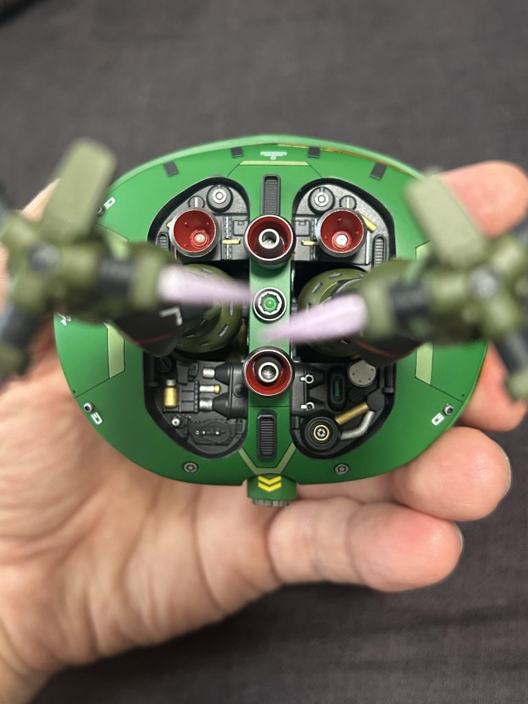 真下から見ると脚部基部の要塞盛りがよく分かります。パイプやリアクターっぽい部分などを繋げるなど、嘘っぽくならないよう気をつけました。