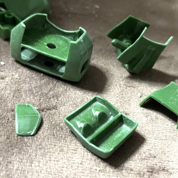 カメ の なきがら ではなく(zaku-kao9) ランドセルを切り分けてついでに筋彫り切って各パーツに分けました(zaku-kao8)（3枚目）