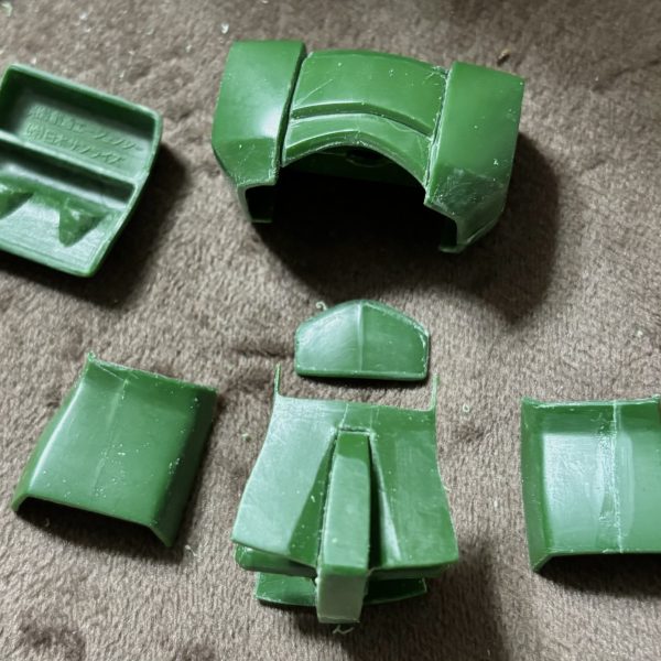 カメ の なきがら ではなく(zaku-kao9) ランドセルを切り分けてついでに筋彫り切って各パーツに分けました(zaku-kao8)（2枚目）