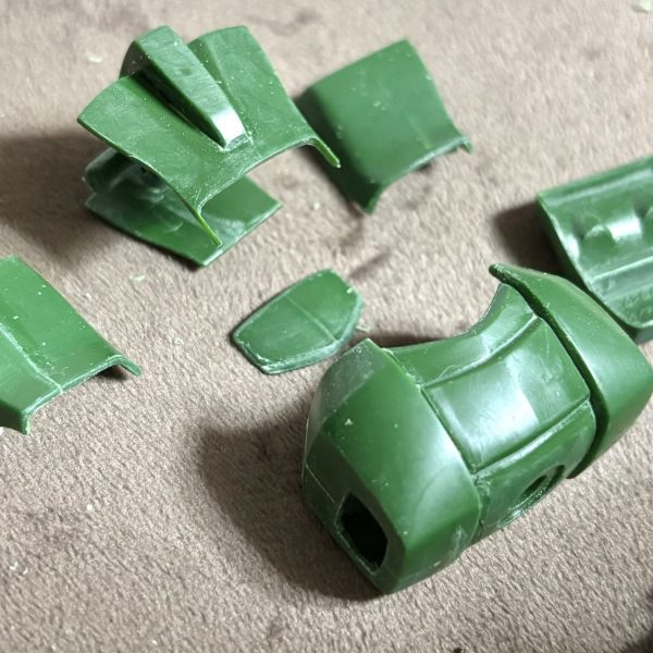 カメ の なきがら ではなく(zaku-kao9) ランドセルを切り分けてついでに筋彫り切って各パーツに分けました(zaku-kao8)（1枚目）