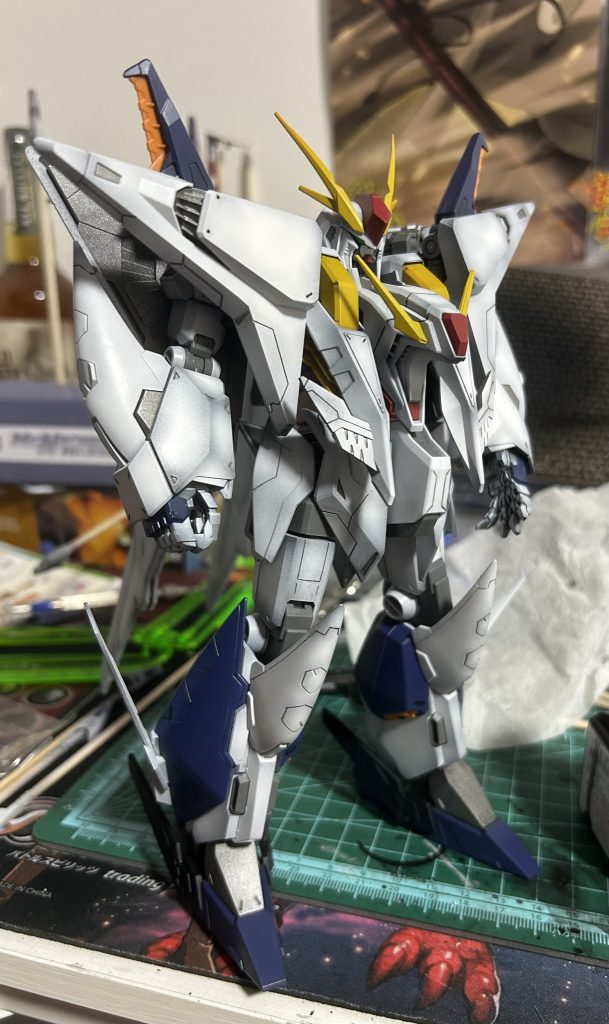 脚部を0.3m延長、頭部アンテナの根本の赤いパーツ(名称詳しくなくてすみません、)を0.2m延長してます。上半身がゴツい為、脚を長くするとプロポーション良くなると思います。