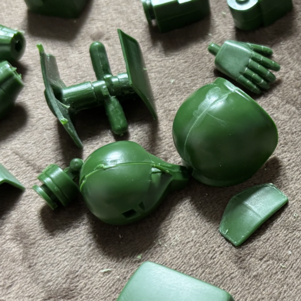各パーツ　筋彫り切って　関節 入る  様に  加工 胴　から　腕　に　 牛歩(zaku-kao8) （4枚目）