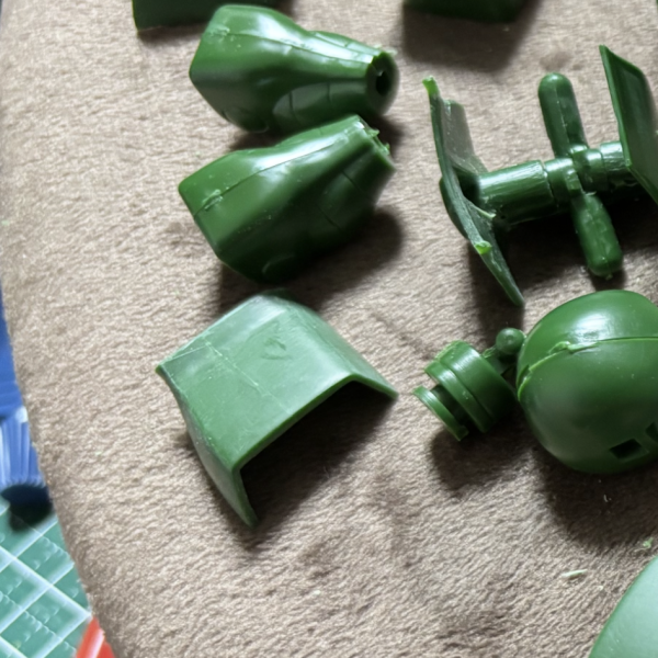 各パーツ　筋彫り切って　関節 入る  様に  加工 胴　から　腕　に　 牛歩(zaku-kao8) （3枚目）
