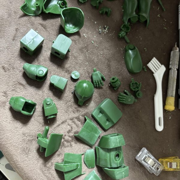 各パーツ　筋彫り切って　関節 入る  様に  加工 胴　から　腕　に　 牛歩(zaku-kao8) （7枚目）