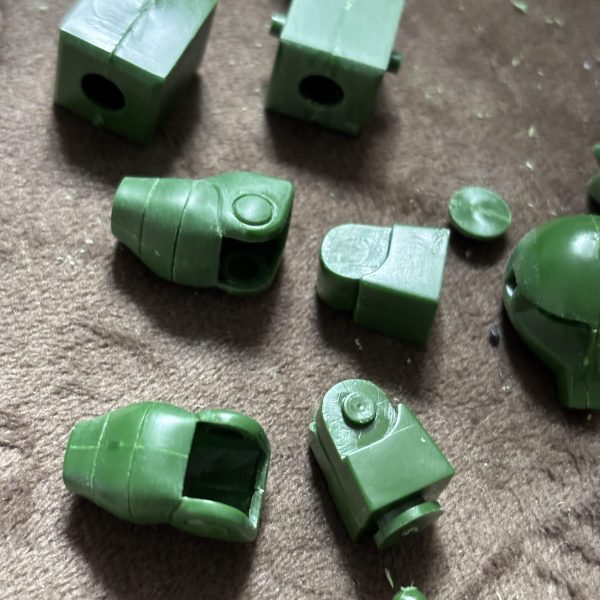 各パーツ　筋彫り切って　関節 入る  様に  加工 胴　から　腕　に　 牛歩(zaku-kao8) （6枚目）