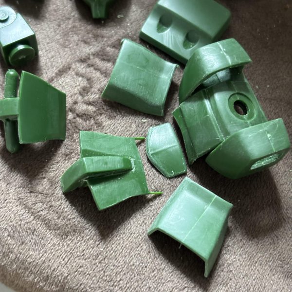 各パーツ　筋彫り切って　関節 入る  様に  加工 胴　から　腕　に　 牛歩(zaku-kao8) （2枚目）
