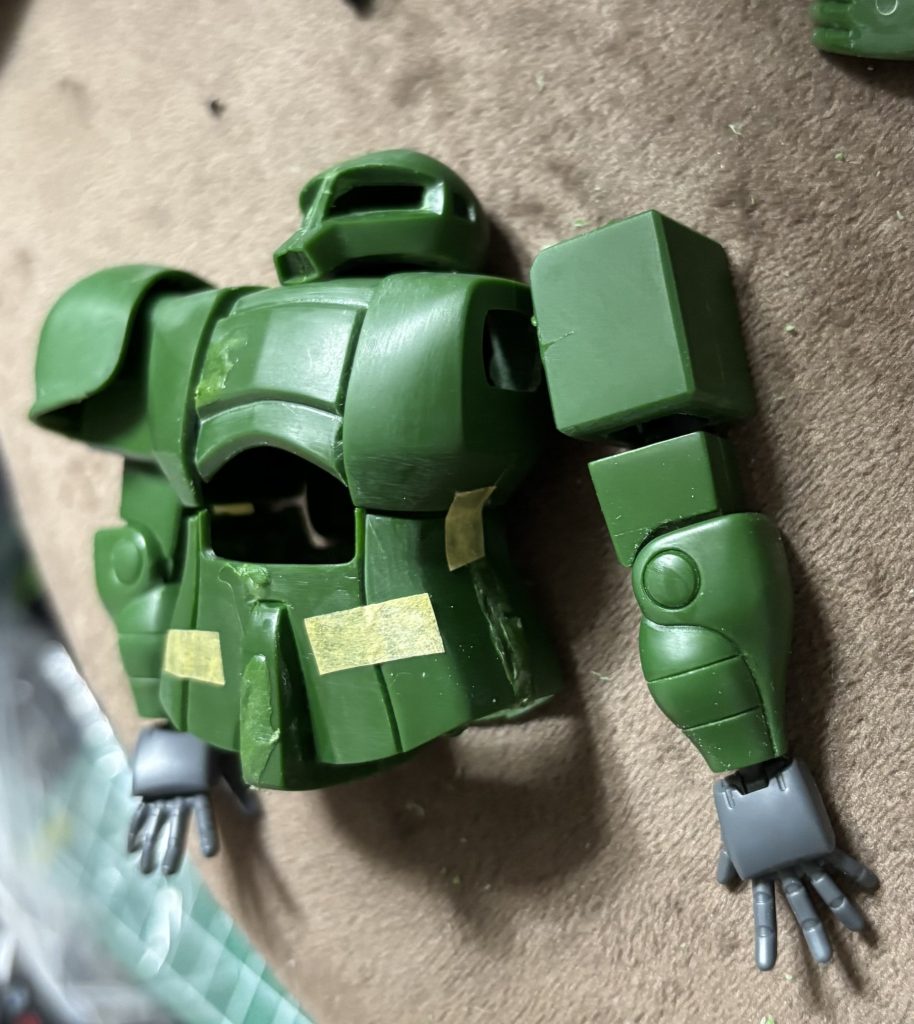 筋彫り切って　 パーツ　分け ました。 詳しくは　あれっくす　 の　旧ザク　制作中から一読　願います ^_^笑