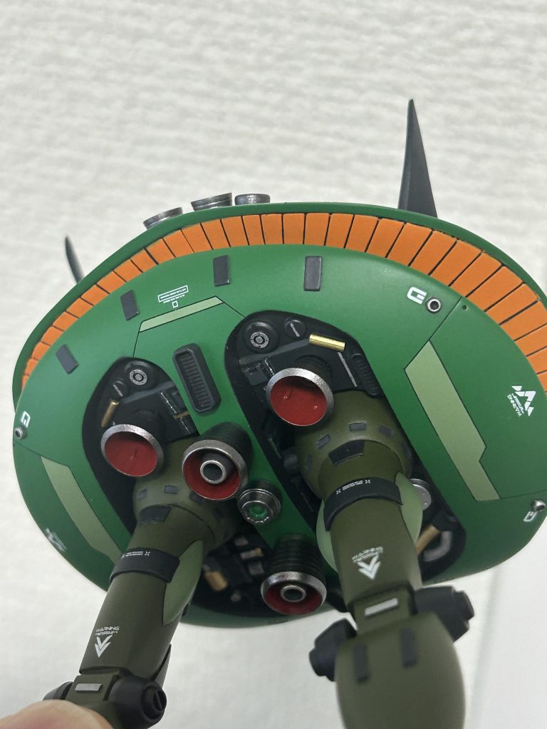 足の基部の凹みに何もないのが寂しかったので、メタルパーツ、ディデールアップパーツ、ジャンクの戦車模型から切り取った部品等を盛り付けて要塞感を出してみました。