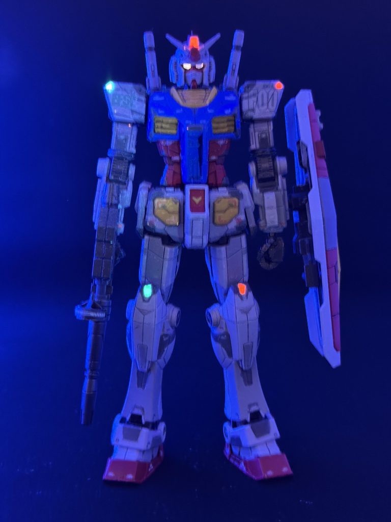 メインカメラと肩と膝はアクリル蛍光塗料で塗装…