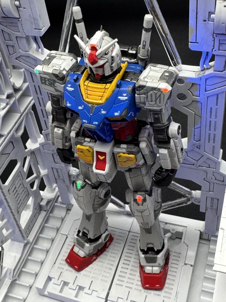 横浜ガンダムっぽく、MSハンガーに置いてみた…