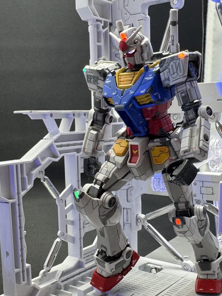 後ろからスタンドで支えて、歩いてるっぽいボーズで…