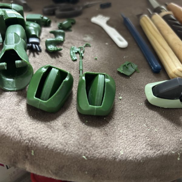 流れ作業は 愉しく 勤しんで 夜 明け 前に 。。。(zaku-kao4) 足（各パーツ） は全て　筋彫り切り分け　完了合わせ目も中 の ツメ を 切り取るとキレイ に 貼り合わせられましたこれで　関節　を用意して　仕込み作業　に掛かれます　 (zaku-kao8)ふくらはぎ に ガンダムと 同じ  二重関節 を仕込み足首　にはMG   の　ザク　の技術　を　転用そろそろＰキャップを　買い出し　に行かないと。。。。( ^ω^; )ﾒﾝﾄﾞｸｻｲ…（7枚目）