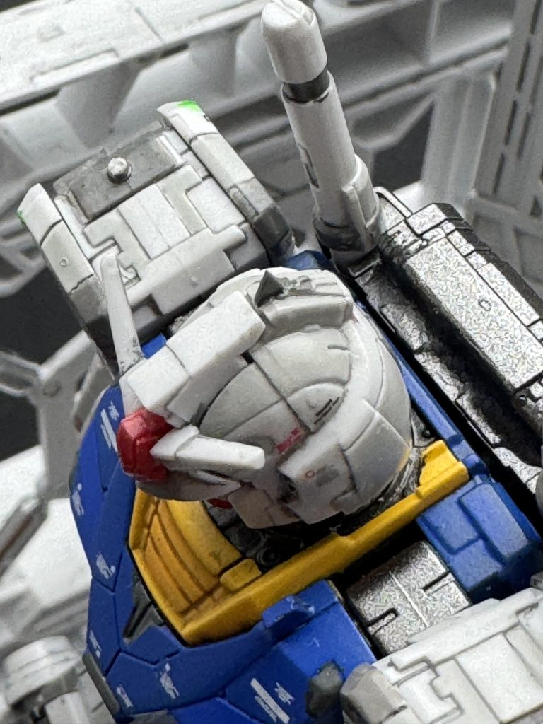 頭のトンガリ…は0.18mmのプラ板を刺したが、エナメルスミ入れ時に溶けて無くなった！？…ので0.3mmプラ板をぶっ刺した…