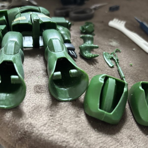 流れ作業は 愉しく 勤しんで 夜 明け 前に 。。。(zaku-kao4) 足（各パーツ） は全て　筋彫り切り分け　完了合わせ目も中 の ツメ を 切り取るとキレイ に 貼り合わせられましたこれで　関節　を用意して　仕込み作業　に掛かれます　 (zaku-kao8)ふくらはぎ に ガンダムと 同じ  二重関節 を仕込み足首　にはMG   の　ザク　の技術　を　転用そろそろＰキャップを　買い出し　に行かないと。。。。( ^ω^; )ﾒﾝﾄﾞｸｻｲ…（6枚目）