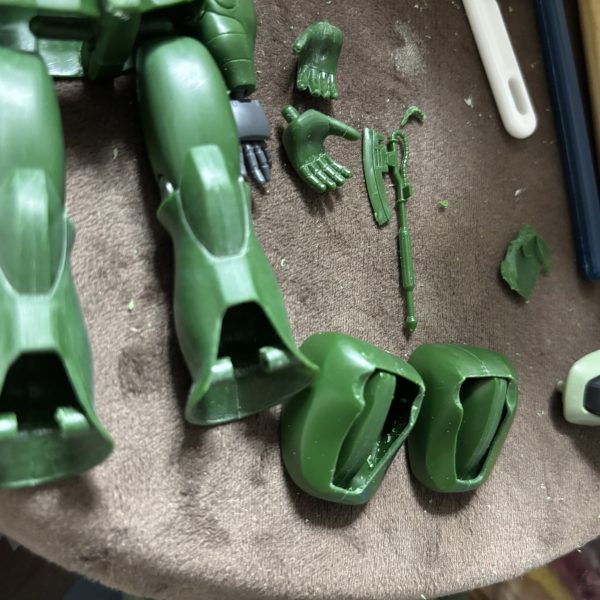 流れ作業は 愉しく 勤しんで 夜 明け 前に 。。。(zaku-kao4) 足（各パーツ） は全て　筋彫り切り分け　完了合わせ目も中 の ツメ を 切り取るとキレイ に 貼り合わせられましたこれで　関節　を用意して　仕込み作業　に掛かれます　 (zaku-kao8)ふくらはぎ に ガンダムと 同じ  二重関節 を仕込み足首　にはMG   の　ザク　の技術　を　転用そろそろＰキャップを　買い出し　に行かないと。。。。( ^ω^; )ﾒﾝﾄﾞｸｻｲ…（5枚目）