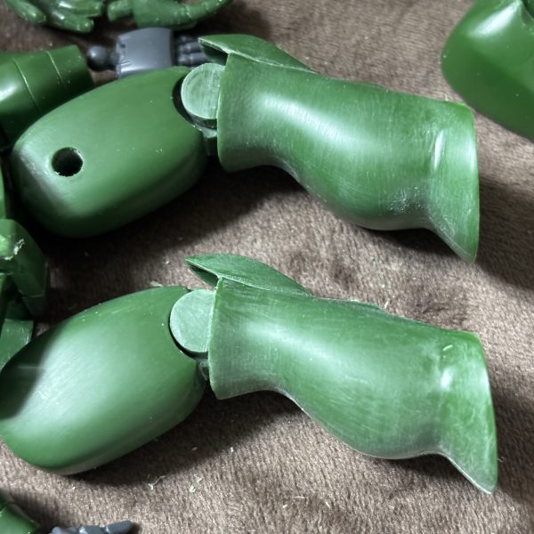 流れ作業は 愉しく 勤しんで 夜 明け 前に 。。。(zaku-kao4) 足（各パーツ） は全て　筋彫り切り分け　完了合わせ目も中 の ツメ を 切り取るとキレイ に 貼り合わせられましたこれで　関節　を用意して　仕込み作業　に掛かれます　 (zaku-kao8)ふくらはぎ に ガンダムと 同じ  二重関節 を仕込み足首　にはMG   の　ザク　の技術　を　転用そろそろＰキャップを　買い出し　に行かないと。。。。( ^ω^; )ﾒﾝﾄﾞｸｻｲ…（3枚目）