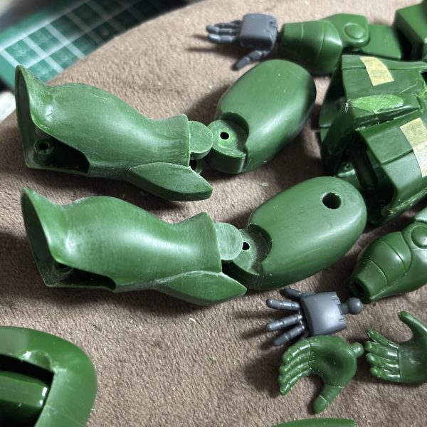 流れ作業は 愉しく 勤しんで 夜 明け 前に 。。。(zaku-kao4) 足（各パーツ） は全て　筋彫り切り分け　完了合わせ目も中 の ツメ を 切り取るとキレイ に 貼り合わせられましたこれで　関節　を用意して　仕込み作業　に掛かれます　 (zaku-kao8)ふくらはぎ に ガンダムと 同じ  二重関節 を仕込み足首　にはMG   の　ザク　の技術　を　転用そろそろＰキャップを　買い出し　に行かないと。。。。( ^ω^; )ﾒﾝﾄﾞｸｻｲ…（4枚目）