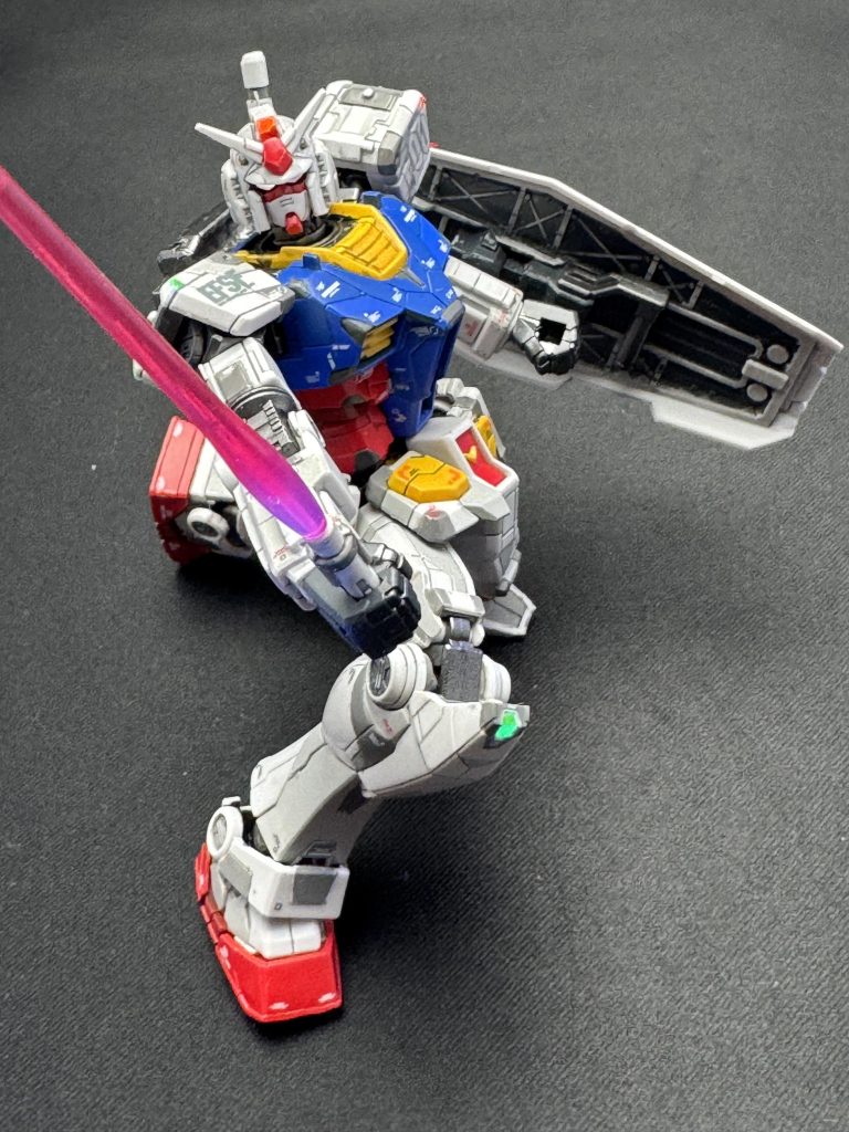 ビームサーベル刃エフェクトは付いてこないので、他キットから流用…ランドセルのサーベルマウントには1.5mmの真鍮線を埋め込んでサーベルを固定しやすくした