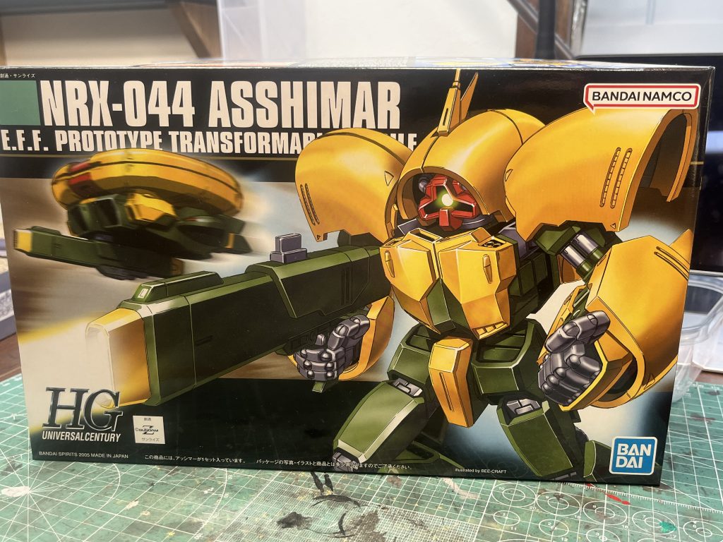「アッシマーがァァ‼️‼️‼️‼️‼️‼️‼️‼️‼️‼️‼️‼️」 はい、どうも。アッシマーのことを調べてたらブラン・ブルターク少佐の声が頭から離れなくなった中野です。今回は高性能と言われながらも墜落事故が絶えなかったという、いやどっちやねんみたいなMA、アッシマーを作っていきます。デザインは顔にドムの意匠を受け継ぎながらもオークランド製なので開発元は全然関係なかったりするわけがわからん機体です。頭から腕にかけてMAに変形するためのアーマーの曲線美が最高にえっちですね。それでは見ていきましょう。