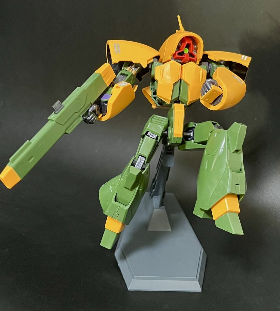 まずはさっそく素組みから。今回内部フレームにあたるパーツはあらかじめガンメタを吹いておいて、組みながら外装の排気口（？）のようなところはシルバーで部分塗装していきました。組んでからガチャガチャ分解して破損みたいなことをいつもやらかしてたのでそういった心配なくスムーズに製作できたので完成像がイメージできてるなら今後も積極的にやっていきたいですね、少しずつガンプラ製作が慣れてきた実感がします。成型色も綺麗なのでこのまま今回は組みましたが、黄色も緑ももう少し濃いものでもかっこよかったかも、次があれば是非全塗装にチャレンジしてみたいですね。