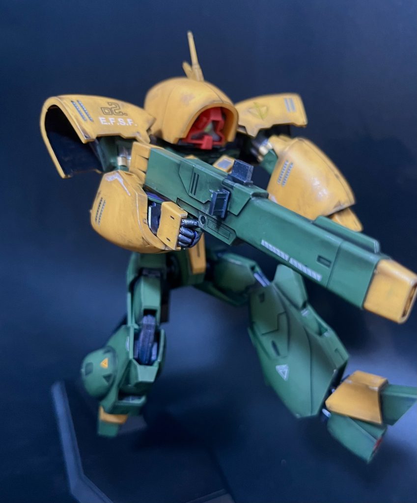 今回かなり時短かつ少ない工程で組んだのであまり言うこともないのですが、撮影にかなり苦労しました。装甲がぶつかり合って脚や肩、頭の可動域が意外と狭くポージングが結構限定されます。また、アッシマーをかっこよく撮るのがなんか難しいです。デザインの影響からか少し間違うとギャグ感とポップな印象が漂うんですよね…。でもだからこそふと見せる表情がかっこよく、超高速で近づき変形し、自由落下した姿勢から的確に相手を狙うそんな渋い1面も際立って見えます。