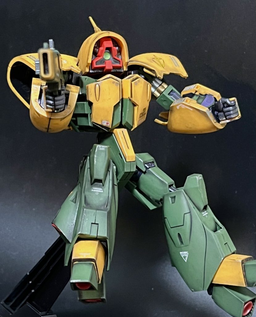 そして、デカール貼ってウェザリングして…なんやかんやあって完成です。デカールは今回は完全にあまりものですね、あろうことかティターンズのデカールを今回切らしてしまいました…。連邦系のデカールで無理矢理埋めましたが全体的にまとまりがなくダサくなった印象です、ここは目を瞑ってください。ウェザリングは今回普段めんどくさくてやらない方法でやってみました。ガンダムマーカーで塗りつぶして適度に拭くという方法で汚してます。面が少ない機体ですので今回すぐ終わるかなと思って挑戦しましたがこれは正解でしたね。全体的にパリッと黒いラインとエッジ部分に汚れが入って引き締まって見えます。今後もこれが映えそうな機体には積極的にやっていきたいですね。